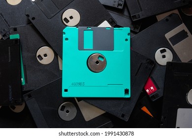 Un disquete cuadrado es un disco magnético para almacenar datos en una computadora antigua con una pequeña capacidad, pero los disquetes seguían siendo populares en esos días porque no había alternativa.