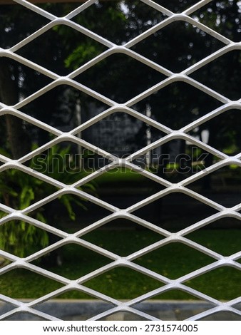Square shaped fence pattern in close proximity
