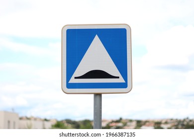 square traffic sign indicating the presence of a speed bump