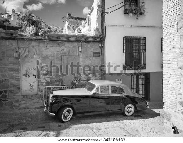 The squatter\'s car, allegory of social classes,\
Toledo / Toledo / Spain, 10/19/2020, black and white photo of a\
wedding car next to some ruins, Photo with space for advertising,\
blank space