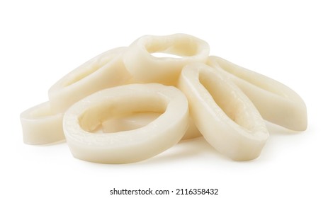 Los anillos de calamar se amontonan sobre un fondo blanco. Aislado