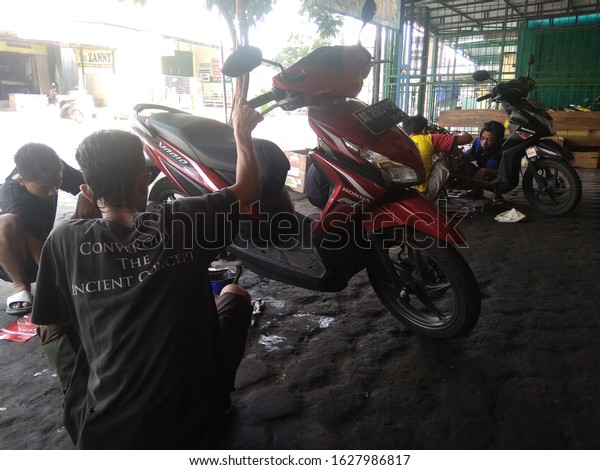 Sragen, Cetral Java, Indonesia\
, January 21th, 2020 : The mechanics are repairing a broken\
engine