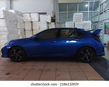 Sragen, Indonesia, 3 Agustus 2022 : A Blue Honda Civic Car Seen From The Side