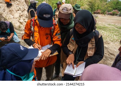 Sragen, Indonesia - November 24th 2018 : Geological Engineering Students At The Field. Learning About Being In The Field And Interpreting Rocks. Equipment Used Were Fieldnote And Compass.