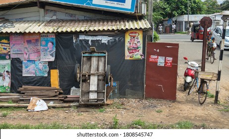 Sri Lanka, Colombo-Dec 1, 2019: Simple Lives Of Ordinary People. Open Everyday Life Of People Community (poor Areas, Bidonville) In Big City Conditions And Environment. Cheap Store