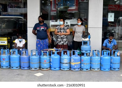 Sri Lanka Economic Crisis - People Queue To Buy Liquefied Petroleum Gas (LPG) Cylinders In Colombo, Sri Lanka – 1st June 2022