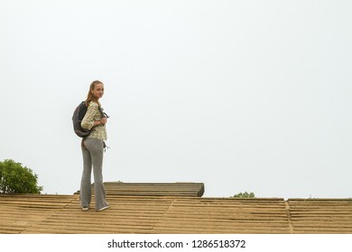Sri Lanka, Horton Plains National Park, Great World's End Drop. Girl near the cliff