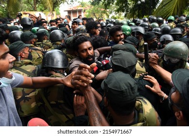 Sri Lankan anti-Government protestors and Sri Lanka army clashed outside the Presidential secretariat in Colombo. Colombo, Sri Lanka on 9th May 2022