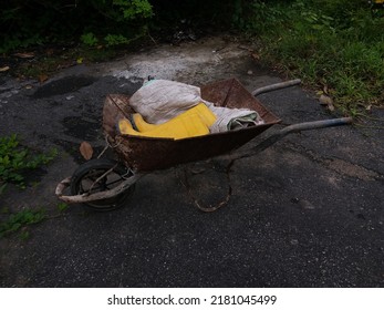 Sri Lankan old wheelbarrow in Garden (2022.07.21)