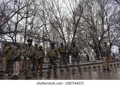  Srinagar,j&k,Indian, 2019\01\17
Indian Police And Paramilitary Men Patrol During A Search Operation After A Grenade Attack In Srinagar, Were Three Cops Were Injured In A Grenade Blast 