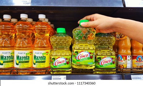 Sriracha, Chonburi THAILAND June 8, 2018: Man's Hands Are Holding Vegetable Oil Brand 