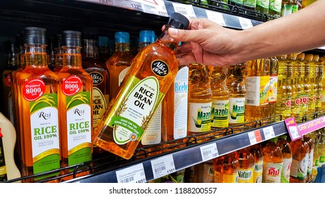 Sriracha, Chonburi THAILAND Sep  18, 2018: Man's Hand Is Holding  Rice Oil Bottle From Supermarket Shelf