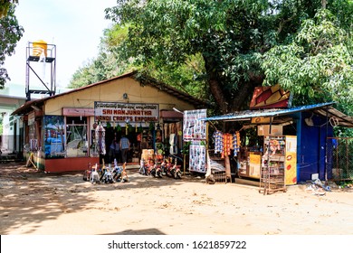 SRIRANGAPATNA, KARNATAKA, INDIA - OCTOBER 20, 2018: A Small Gift Shop At The Side Of The Road