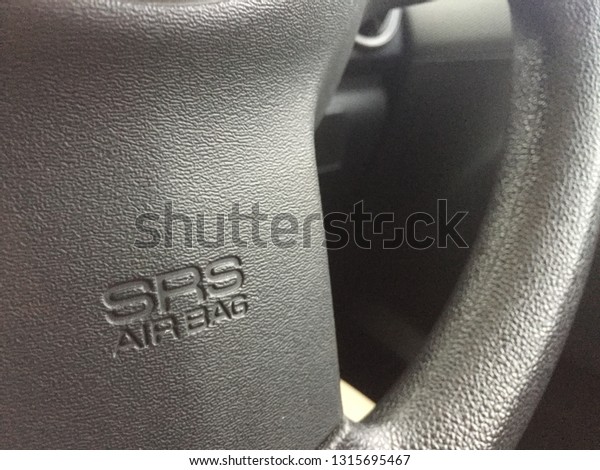 SRS AIRBAG mark at\
the car steering wheel.