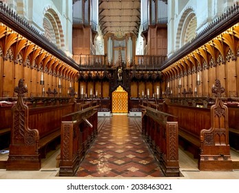 ST ALBANS, ENGLAND - 23.08.2021. Interior Of Cathedral And Abbey Church Of Saint Albans. The Quire (Choir) - The Finely-carved Oak Choirstalls And Tall Cathedra Created In 1877. Selective Focus