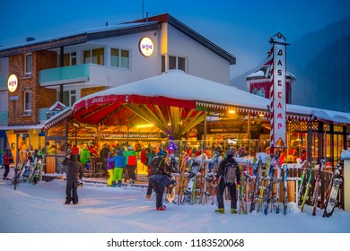 ST. ANTON, AUSTRIA ; JANUARY 16, 2016 : Apres Ski At The  Bar On Slopes Of Winter Resort St. Anton.