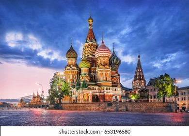 Catedral de San Basil en Moscú en la Plaza Roja en una noche de verano y una nube azul