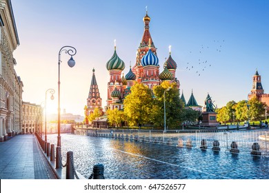 Catedral de San Basil en la Plaza Roja en Moscú y el sol matutino del otoño