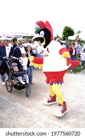 ST  CHARLES, UNITED STATES - May 10, 2009: Fred Bird, The Mascot For The St  Louis Cardinals Baseball Team, Having Fun With People At A Charity Event In St  Charles, Missouri 