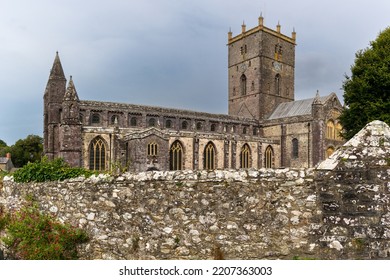 St Davids, United Kingdom - 28 August, 2022: View Of The St Davids Cathedral And Cemetery In Pembrokeshire