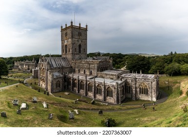 St Davids, United Kingdom - 28 August, 2022: View Of The St Davids Cathedral And Cemetery In Pembrokeshire