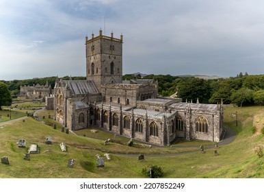 St Davids, United Kingdom - 28 August, 2022: View Of The St Davids Cathedral And Cemetery In Pembrokeshire