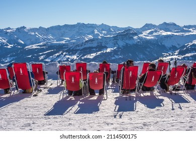 Chäserrugg, St. Galen canton, Schweiz-01 25 2022:Sicht auf die Berge von Liegestühlen 