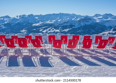 Chäserrugg, St. Galen canton, Schweiz-01 25 2022:Sicht auf die Berge von Liegestühlen 