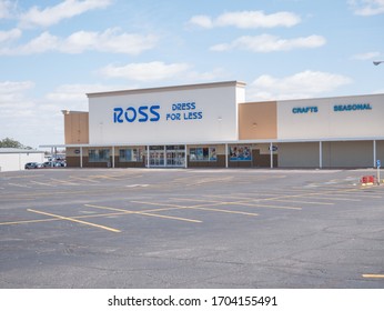 St. Joseph, MO / United States Of America - April 13th, 2020 : Ross Clothing Store, Closed Down Due To Covid-19 Pandemic.  Large Retail Clothing Store, With Empty Parking Lot.