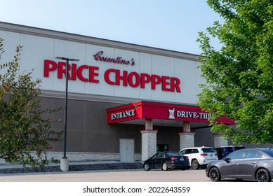 St. Joseph, MO United States Of America - August 2nd, 2021 : View Of Cosentino's Price Chopper Large Sign On Side Of Building, With Drive Thru Pharmacy.