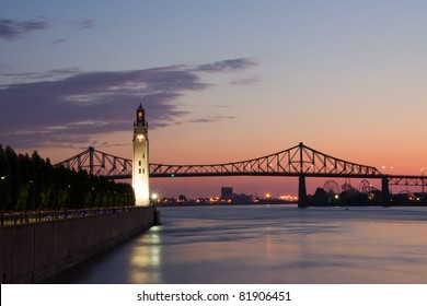Fleuve Saint-Laurent avec Big Ben dans le Vieux-Montréal, et Pont Jacques-Cartier en arrière-plan, avec un beau lever de soleil.
