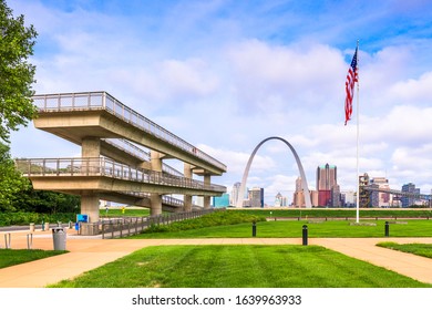 St. Louis, Missouri, USA Park And Skyline.