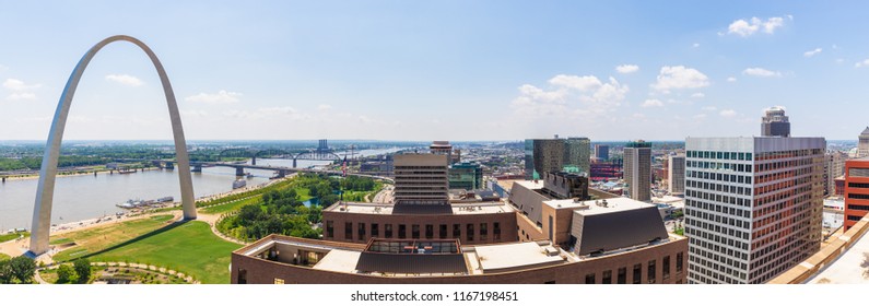 ST. LOUIS, MO, USA - AUGUST 10, 2018: The Gateway Arch Is A 630 Foot Monument On The Riverfront Of Downtown St. Louis That Has A Viewing Area At The Top That People Can Visit. Panoramic Of City.