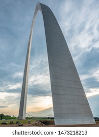 St. Louis, United States: June 12, 2018: Gateway Arch Tapers To Top At Sunrise