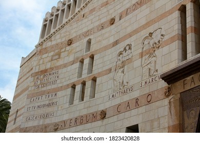 San Mateo y San Marcus significan 'San Mateo y San Marcos' en inglés en la Basílica de la Anunciación en Nazaret Israel