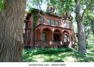 ST PAUL, MINNESOTA / USA - JUNE 05, 2018: Regentrified Cathedral Hill Neighborhood Mansion. 