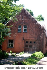 ST PAUL, MINNESOTA / USA - JUNE 05, 2018: Regentrified Cathedral Hill Location A Garage And Living Space Still Needing Refurbishing. 