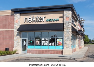 ST. PAUL, MN, USA - SEPTEMBER 12, 2021: Nekter Juice Bar Restaurant Exterior And Trademark Logo.