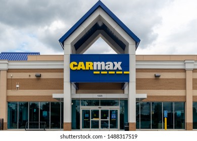 ST PAUL, MN/USA - AUGUST 25, 2019: Carmax Dealership Sign And Logo. CarMax Is The United States' Largest Used-car Retailer And A Fortune 500 Company.