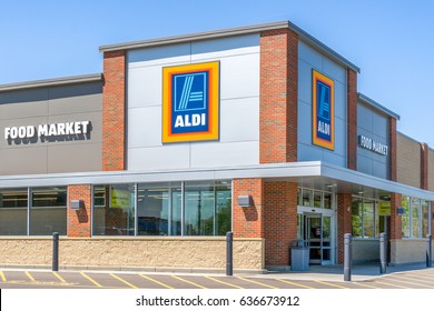 ST. PAUL, MN/USA - MAY 7, 2017: Aldi grocery store.  Aldi is is a global discount supermarket chain based in Germany.
