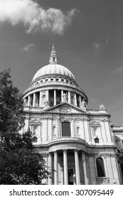 St Paul's Cathedral in London. Aged photo. Black and white.