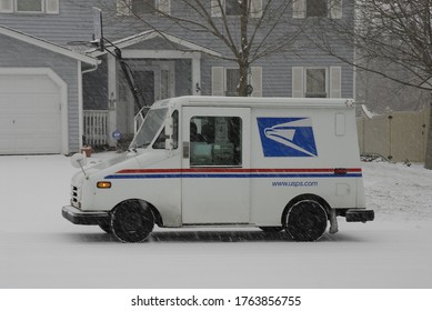 ST. PETERS, UNITED STATES - Dec 23, 2008: A US Postal Service Vehicle Delivering The Mail In A Snowstorm In Missouri