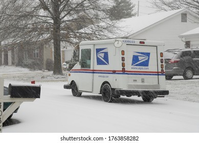 ST. PETERS, UNITED STATES - Dec 23, 2008: A US Postal Service Vehicle Out Delivering The Mail During A Snowstorm In Missouri