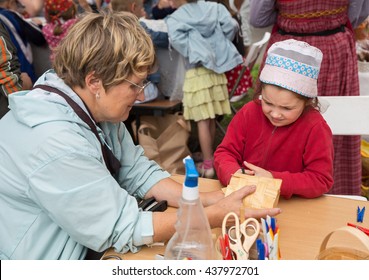 ST. PETERSBURG, RUSSIA - JULY 26, 2015: Unidentified Girl Learns To Weave Bast Basket On A City Fair. Master Class Teaching Children Folk Crafts Weaving A Basket