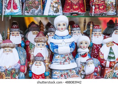 ST. PETERSBURG, RUSSIA, On August 2o, 2016. Sale Of Figures Of Father Frost And Snow Maiden In The Street Market