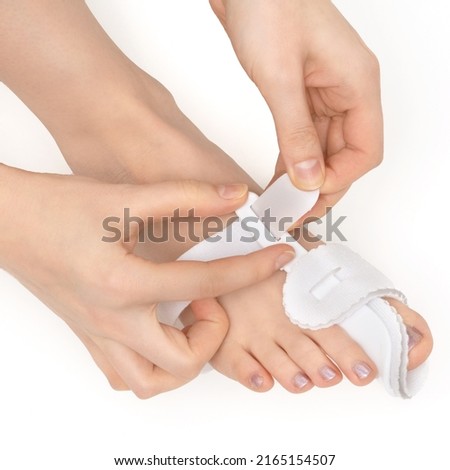 stabilizing orthosis for the correction of the big toe on the woman's leg