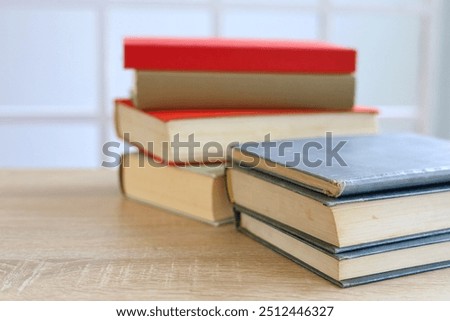 stack of books on table, education and learning concept, library, schol, academic