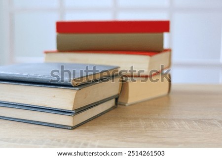 stack of books on table, education and learning concept, library, schol, academic