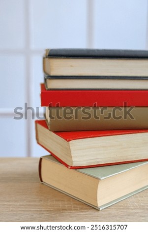 stack of books on table, education and learning concept, library, schol, academic