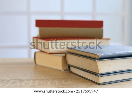stack of books on table, education and learning concept, library, schol, academic